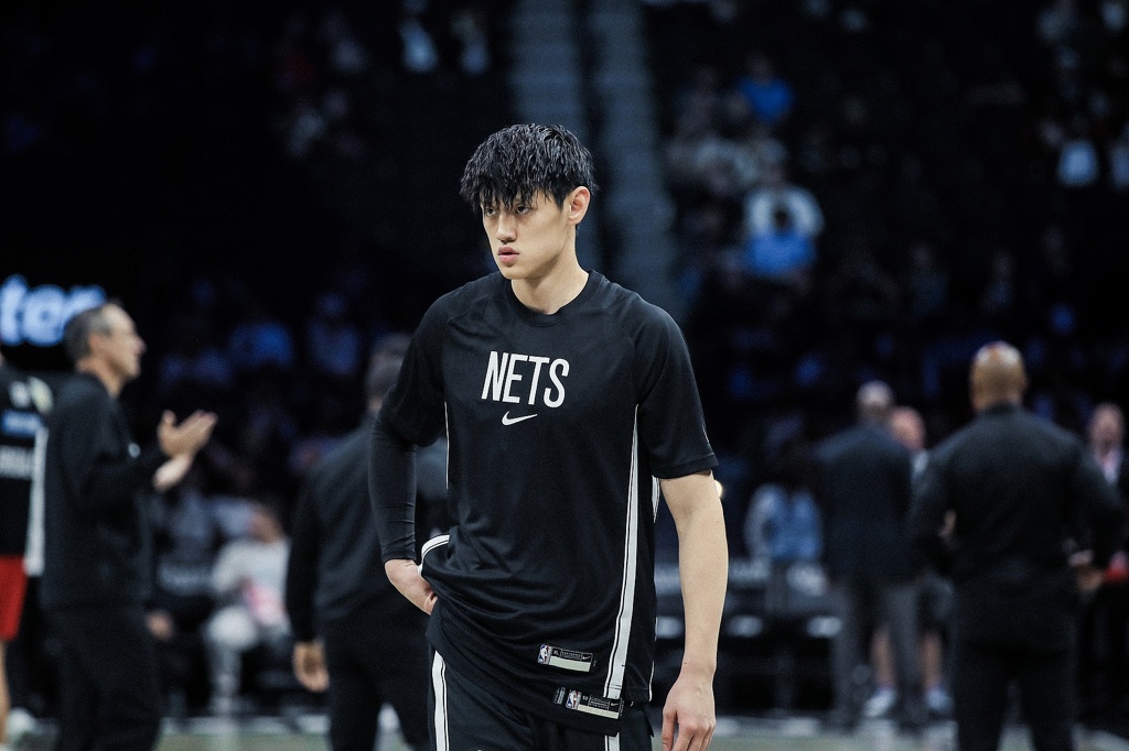 杨毅：不要奚落小曾而应该鼓励 出去就被骂 那以后更没人出去了